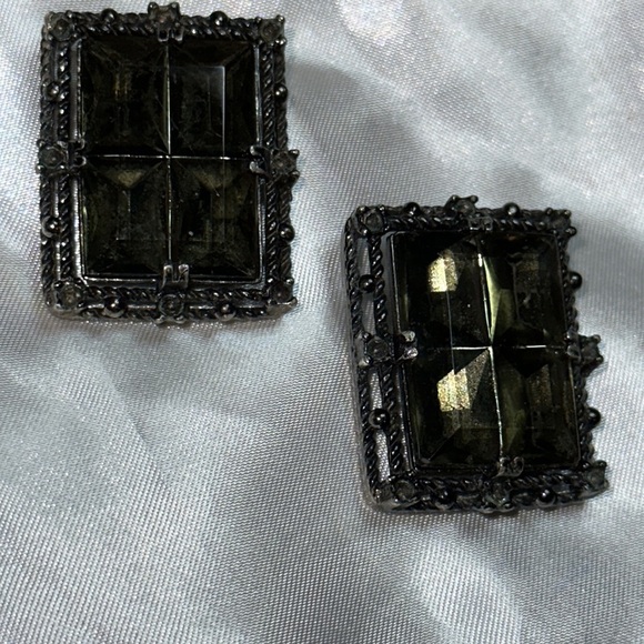 Vintage Classic Cut Crystal Old Clip on earrings - Very Dark Faceted Green Stone - Picture 2 of 5